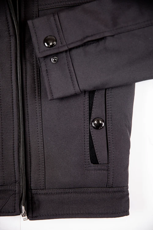 جاكيت ولادي شتوي لون أسود مبطن بفرو بقبعة رأس منفصلة و أكمام طويلة و بجيوب أمامية