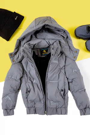 جاكيت ولادي شتوي منفوخ لون رمادي بقبعة رأس منفصلة قابلة للتركيب و أكمام طويلة و بجيوب وسحاب من الأمام