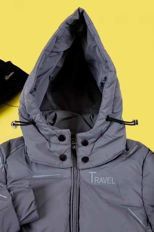 جاكيت ولادي شتوي منفوخ لون رمادي بقبعة رأس منفصلة قابلة للتركيب و أكمام طويلة و بجيوب وسحاب من الأمام