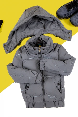 جاكيت ولادي شتوي منفوخ لون رمادي بقبعة رأس منفصلة قابلة للتركيب و أكمام طويلة و بجيوب وسحاب من الأمام