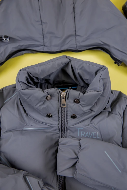 جاكيت ولادي شتوي منفوخ لون رمادي بقبعة رأس منفصلة قابلة للتركيب و أكمام طويلة و بجيوب وسحاب من الأمام