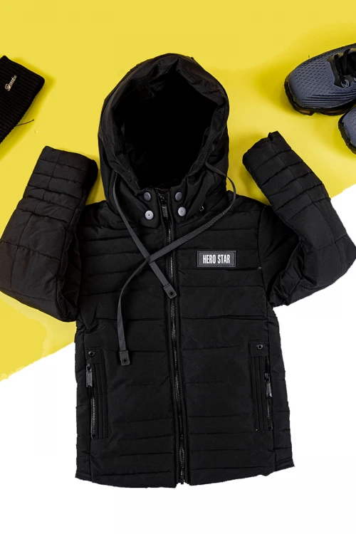 جاكيت ولادي شتوي لون أسود بقبعة رأس منفصلة و أكمام طويلة و بجيوب وسحاب من الأمام