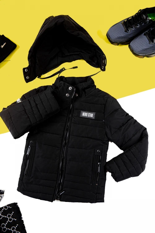 جاكيت ولادي شتوي لون أسود بقبعة رأس منفصلة و أكمام طويلة و بجيوب وسحاب من الأمام