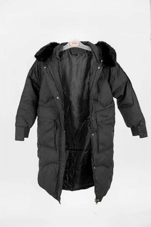 جاكيت نسائي شتوي لون أسود بقبعة رأس و بفرو منفصل قابل للتركيب و أكمام طويلة بجيوب و سحاب من الأمام