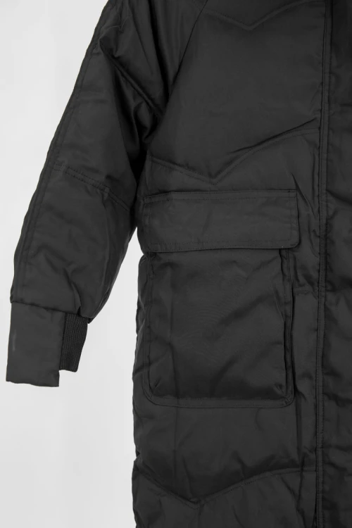 جاكيت نسائي شتوي لون أسود بقبعة رأس و بفرو منفصل قابل للتركيب و أكمام طويلة بجيوب و سحاب من الأمام