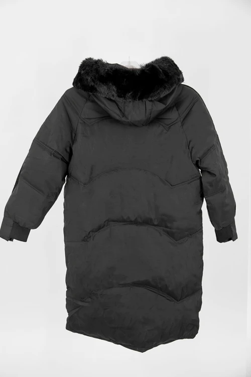 جاكيت نسائي شتوي لون أسود بقبعة رأس و بفرو منفصل قابل للتركيب و أكمام طويلة بجيوب و سحاب من الأمام