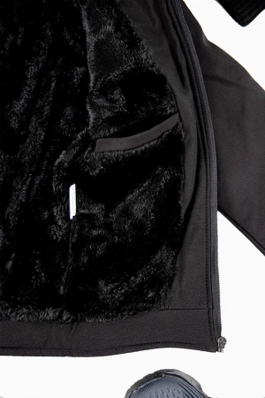 جاكيت ولادي شتوي لون أسود مبطن بفرو بأكمام طويلة و بجيوب أمامية وداخلية