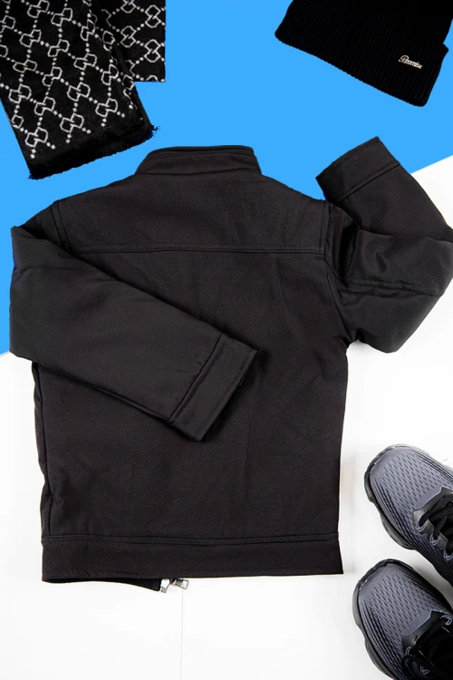 جاكيت ولادي شتوي لون أسود مبطن بفرو بأكمام طويلة و بجيوب أمامية وداخلية