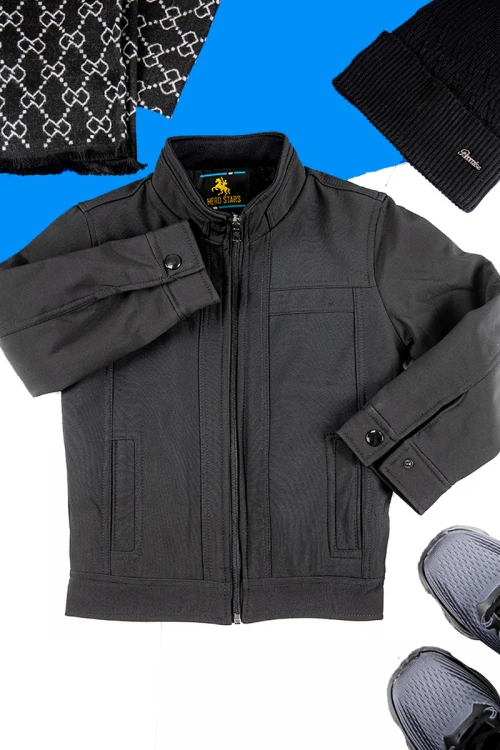 جاكيت ولادي شتوي لون أسود مبطن بفرو بأكمام طويلة و بجيوب أمامية وداخلية