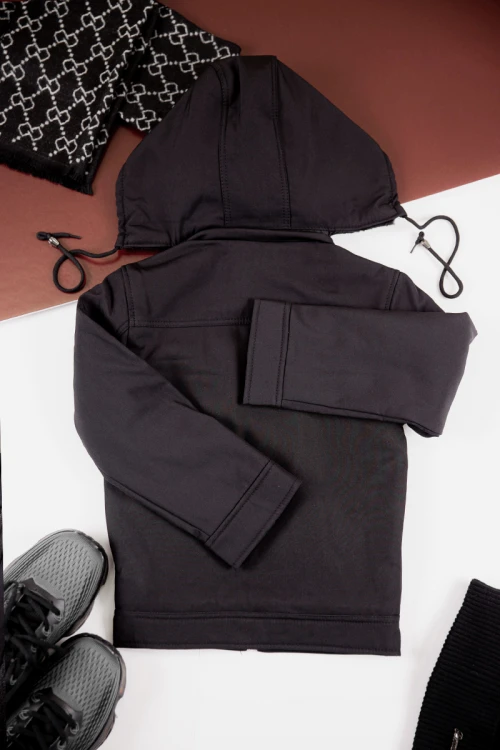 جاكيت ولادي شتوي لون أسود مبطن بفرو بقبعة رأس منفصلة و أكمام طويلة و بجيوب أمامية