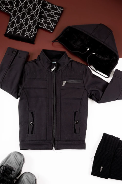 جاكيت ولادي شتوي لون أسود مبطن بفرو بقبعة رأس منفصلة و أكمام طويلة و بجيوب أمامية