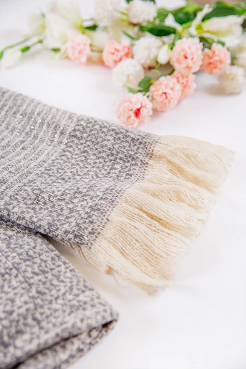 شال نسائي شتوي بشراشيب متعدد الألوان