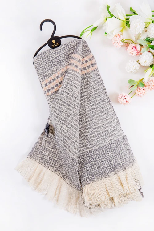 شال نسائي شتوي بشراشيب متعدد الألوان