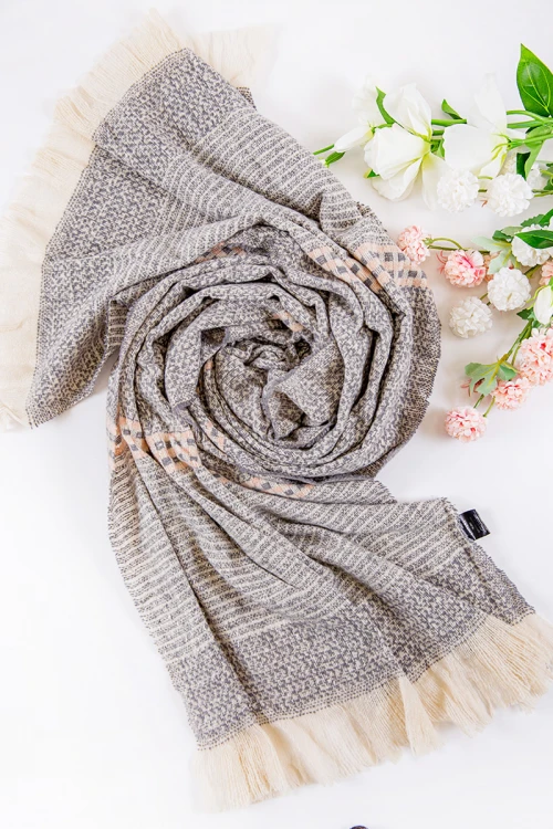 شال نسائي شتوي بشراشيب متعدد الألوان