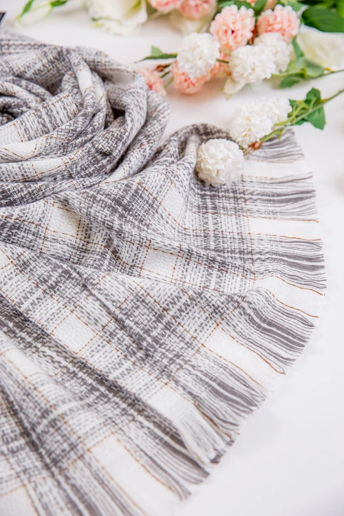 شال نسائي شتوي بشراشيب متعدد الألوان