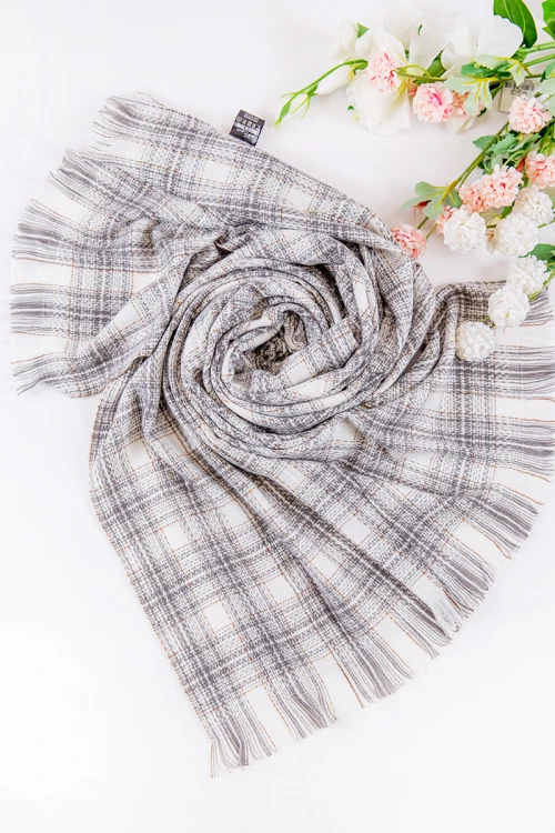 شال نسائي شتوي بشراشيب متعدد الألوان