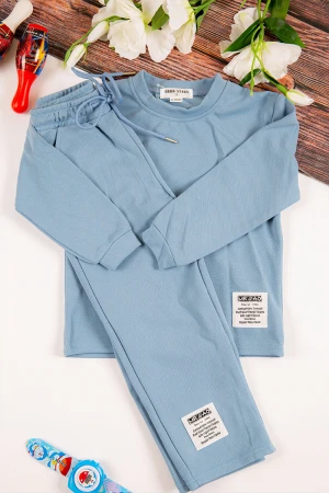 طقم شتوي ولادي أنيق قطعتين لون سماوي بكتابات من الأمام 