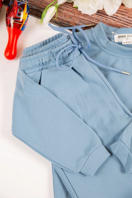 طقم شتوي ولادي أنيق قطعتين لون سماوي بكتابات من الأمام