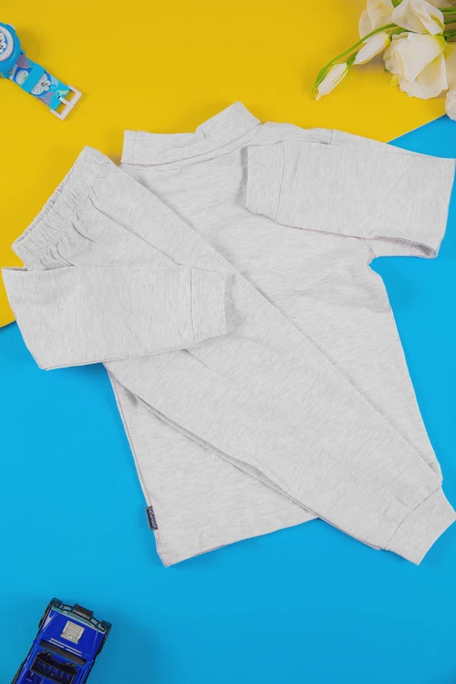 بيجاما اطفال ولادي شتوي قطعتين لون رمادي بأكمام طويلة و ياقة عالية وبنطلون طويل