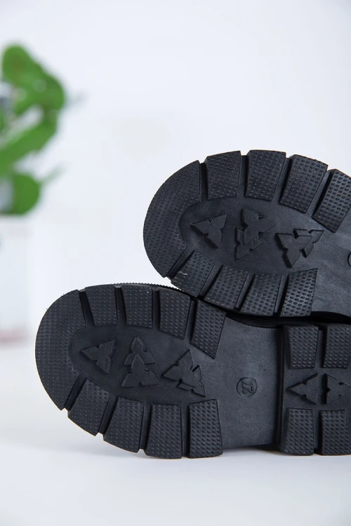 حذاء بوت بناتي شتوي لون أسود بطول الكاحل مزين و مبطن بفرو و سحاب جانبي للغلق