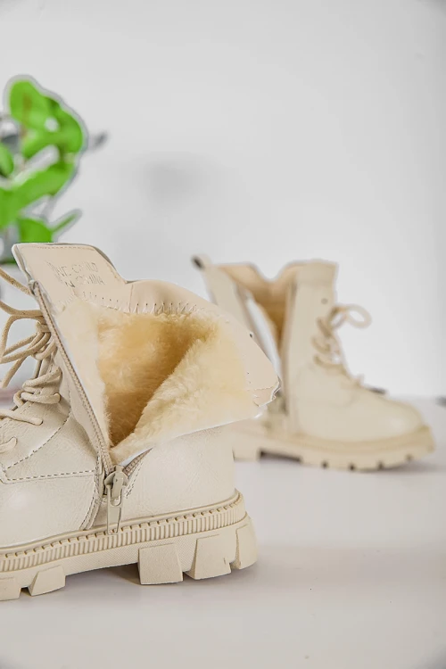 حذاء بوت بناتي شتوي لون اوف وايت بطول الكاحل مبطن بفرو و سحاب جانبي للغلق