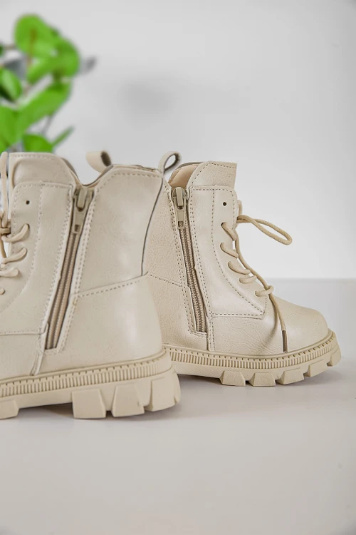 حذاء بوت بناتي شتوي لون اوف وايت بطول الكاحل مبطن بفرو و سحاب جانبي للغلق