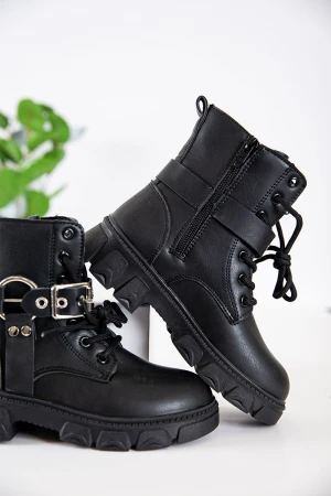 حذاء بوت بناتي شتوي لون أسود بطول الكاحل بحزام و سحاب جانبي للغلق