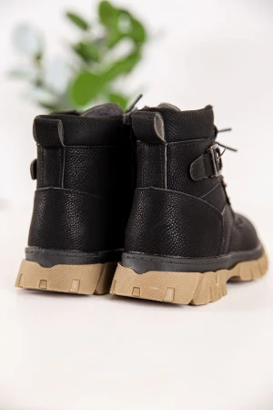 حذاء بوت بناتي شتوي لون أسود بطول الكاحل بحزام و سحاب جانبي للغلق