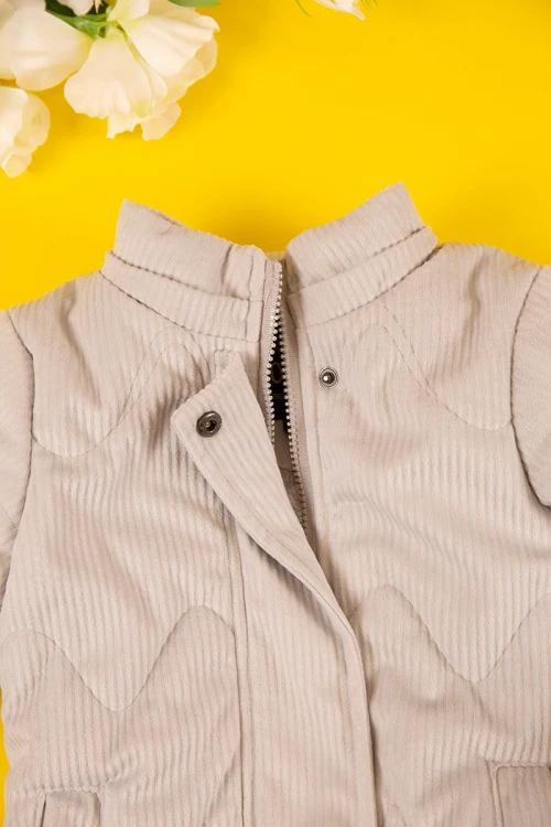 جاكيت بناتي شتوي لون بيج بقبعة رأس منفصلة و أكمام طويلة بجيوب وسحاب من الأمام