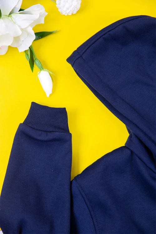 جاكيت بناتي شتوي لون كحلي بقبعة هودي و أكمام طويلة بجيوب وسحاب من الأمام