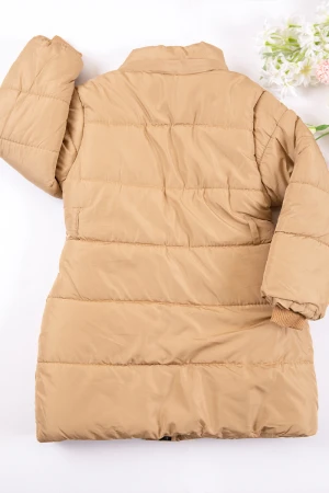 جاكيت بناتي شتوي لون بيج مبطن بقبعة رأس منفصلة و أكمام طويلة بجيوب وسحاب وازرار كبس من الأمام مع حزام في الخصر