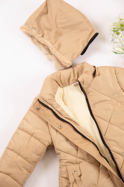 جاكيت بناتي شتوي لون بيج مبطن بقبعة رأس منفصلة و أكمام طويلة بجيوب وسحاب وازرار كبس من الأمام مع حزام في الخصر
