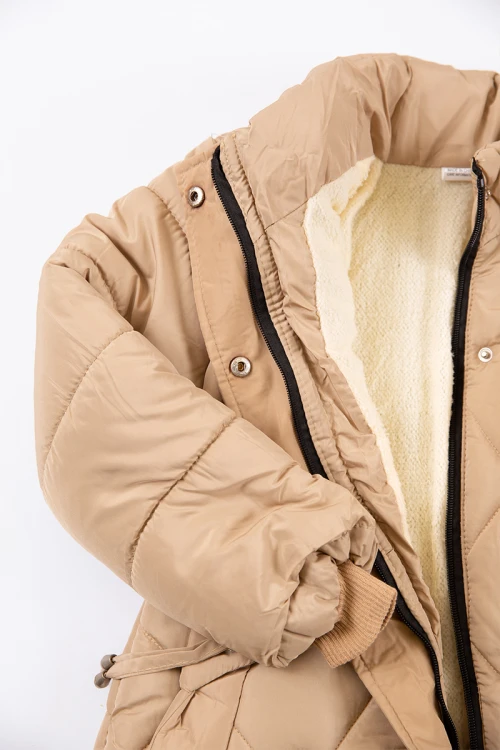 جاكيت بناتي شتوي لون بيج مبطن بقبعة رأس منفصلة و أكمام طويلة بجيوب وسحاب وازرار كبس من الأمام مع حزام في الخصر