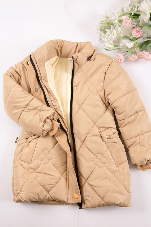 جاكيت بناتي شتوي لون بيج مبطن بقبعة رأس منفصلة و أكمام طويلة بجيوب وسحاب وازرار كبس من الأمام مع حزام في الخصر