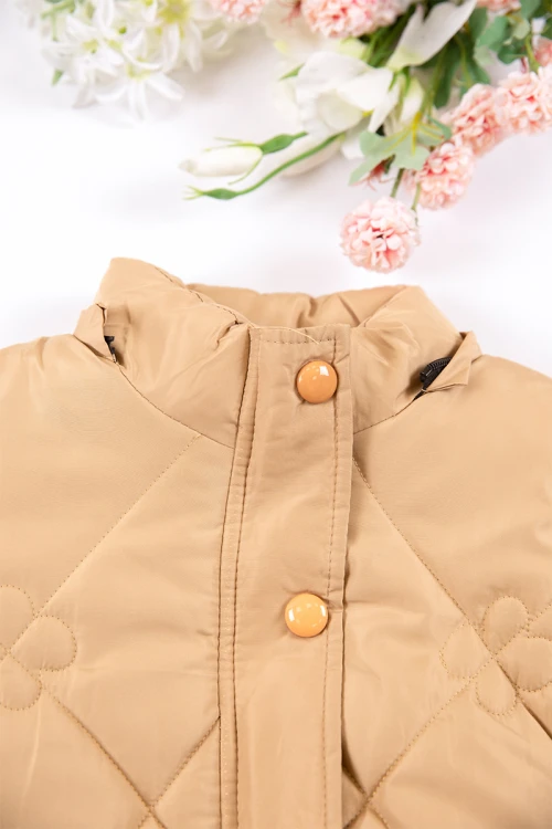 جاكيت بناتي شتوي لون بيج مبطن بقبعة رأس منفصلة و أكمام طويلة بجيوب وسحاب وازرار كبس من الأمام مع حزام في الخصر