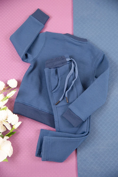 طقم بناتي شتوي قطعتين لون خربزي بأكمام طويلة وقبعة متصلة مع بنطلون طويل بزم و رباط على الخصر