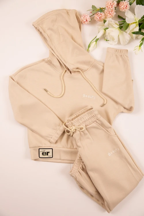 طقم بناتي شتوي قطعتين لون بيج بأكمام طويلة وقبعة متصلة مع بنطلون طويل بزم و رباط على الخصر