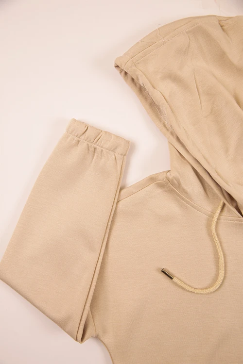 طقم بناتي شتوي قطعتين لون بيج بأكمام طويلة وقبعة متصلة مع بنطلون طويل بزم و رباط على الخصر