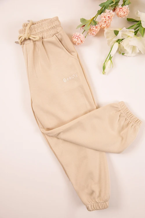 طقم بناتي شتوي قطعتين لون بيج بأكمام طويلة وقبعة متصلة مع بنطلون طويل بزم و رباط على الخصر