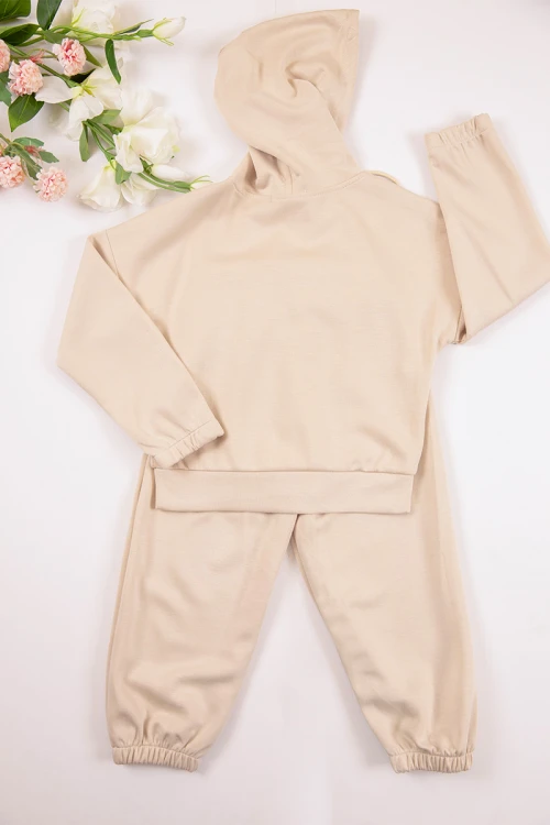 طقم بناتي شتوي قطعتين لون بيج بأكمام طويلة وقبعة متصلة مع بنطلون طويل بزم و رباط على الخصر