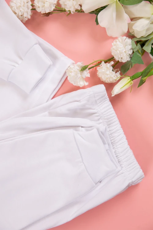 طقم بيجاما بناتي شتوي قطعتين لون أبيض بأكمام طويلة و رقبة عالية مع بنطلون طويل بزم