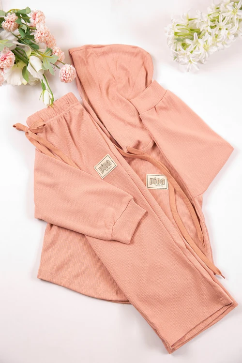 طقم بناتي شتوي قطعتين لون خربزي بأكمام طويلة وقبعة متصلة مع بنطلون طويل بزم و رباط على الخصر