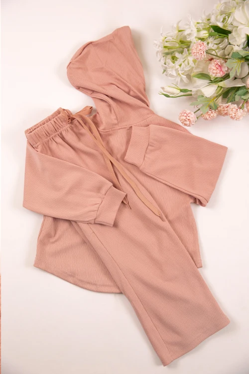 طقم بناتي شتوي قطعتين لون خربزي بأكمام طويلة وقبعة متصلة مع بنطلون طويل بزم و رباط على الخصر