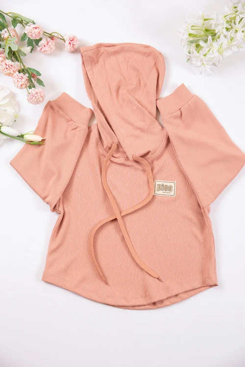 طقم بناتي شتوي قطعتين لون خربزي بأكمام طويلة وقبعة متصلة مع بنطلون طويل بزم و رباط على الخصر