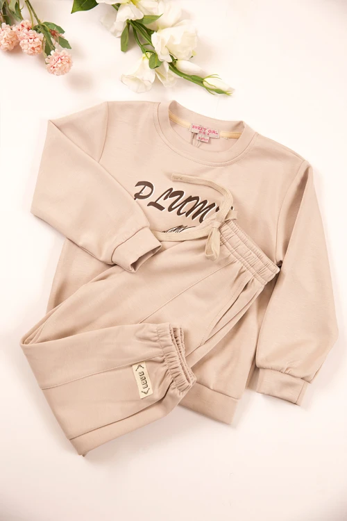 طقم بناتي شتوي قطعتين لون بيج بأكمام طويلة مع بنطلون طويل بزم و رباط على الخصر