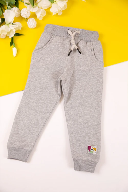 طقم بناتي شتوي مبطن قطعتين لون رمادي بكتابات من الأمام و أكمام طويلة مع بنطلون طويل بزم و رباط على الخصر