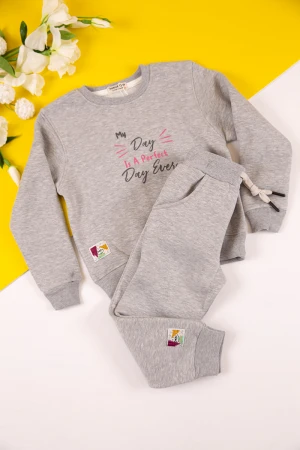 طقم بناتي شتوي مبطن قطعتين لون رمادي بكتابات من الأمام و أكمام طويلة مع بنطلون طويل بزم و رباط على الخصر