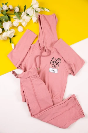 طقم بناتي شتوي قطعتين لون وردي هودي بكتابات من الأمام و أكمام طويلة مع بنطلون طويل بزم و رباط على الخصر