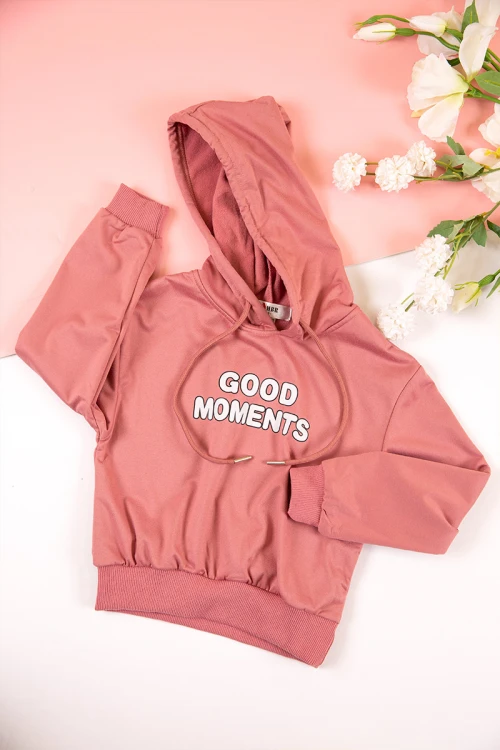 طقم بناتي شتوي قطعتين لون وردي هودي بكتابات من الأمام و أكمام طويلة مع بنطلون طويل بزم و رباط على الخصر