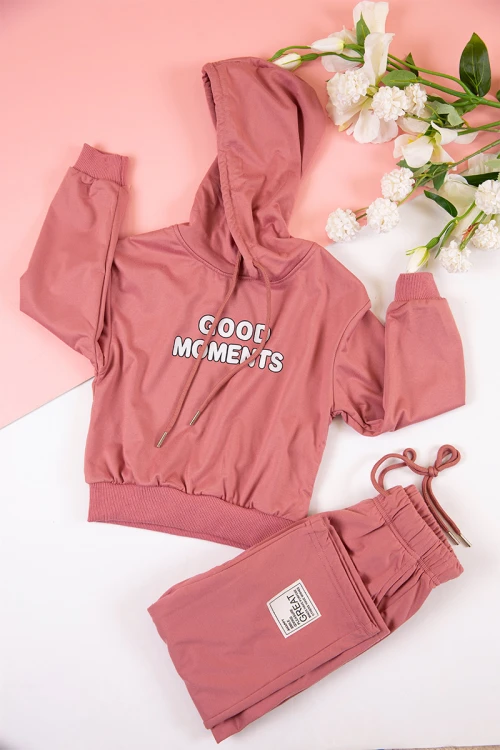 طقم بناتي شتوي قطعتين لون وردي هودي بكتابات من الأمام و أكمام طويلة مع بنطلون طويل بزم و رباط على الخصر